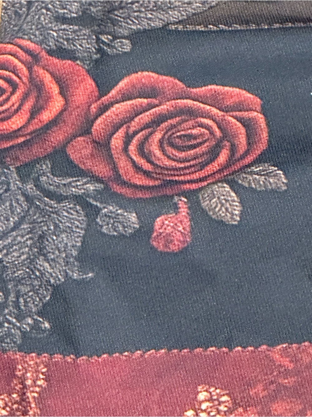 SHEIN Black & Burgundy Skull & Roses - Picture 14 of 16
